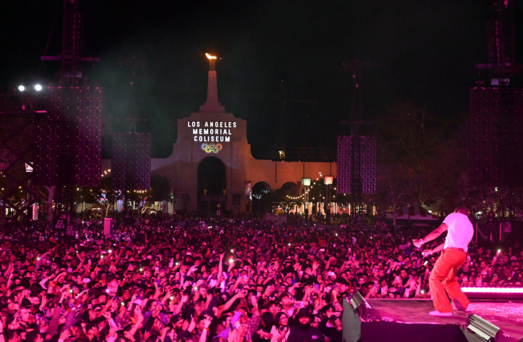 red and pinkish hue on crowd